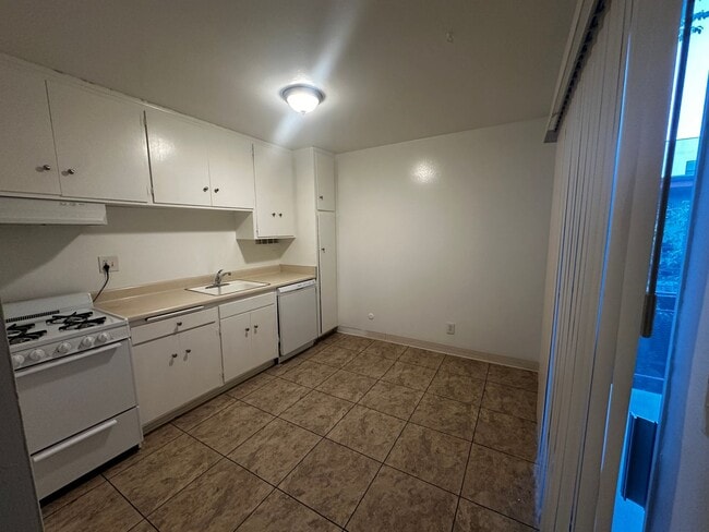 Building Photo - 5022 Riverton Ave