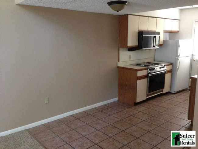 Building Photo - Seclusion and Convenience