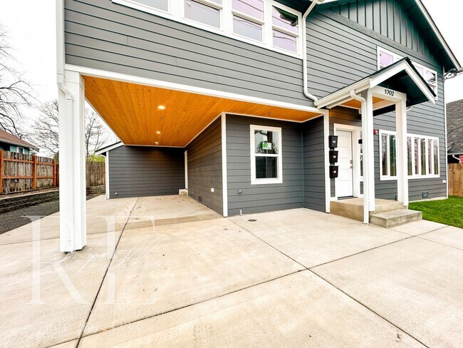 Foto del edificio - Fully Renovated Upper Unit with Modern Finishes & A/C