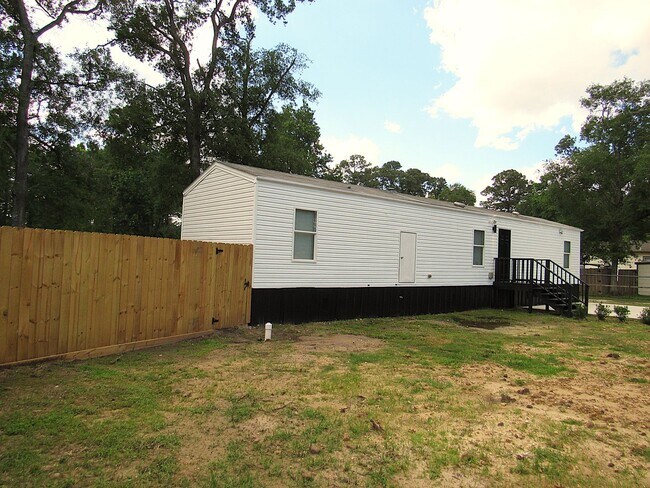 Building Photo - Conveniently Located Northeast Houston Are...
