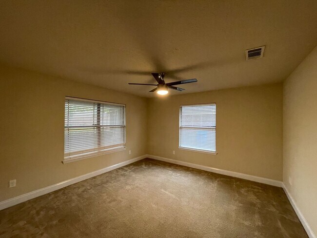 Building Photo - Great 3 Bedroom