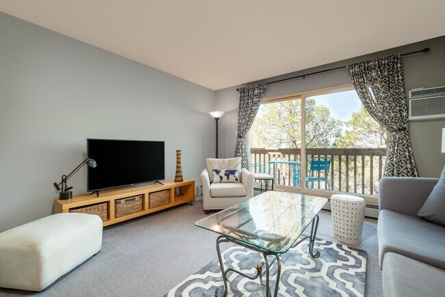 Foto del edificio - Fully Furnished 2 Bedroom Available Now!