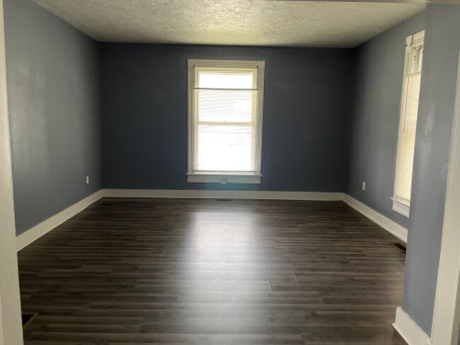 Building Photo - 2223 b