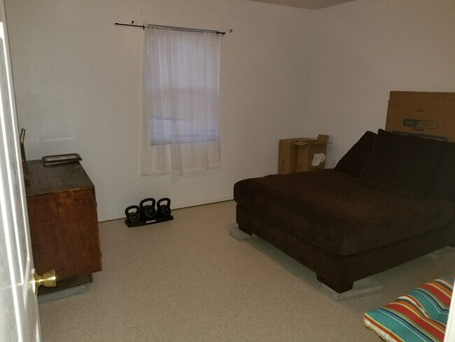 Bed 2 - 1082 Shellie Ln