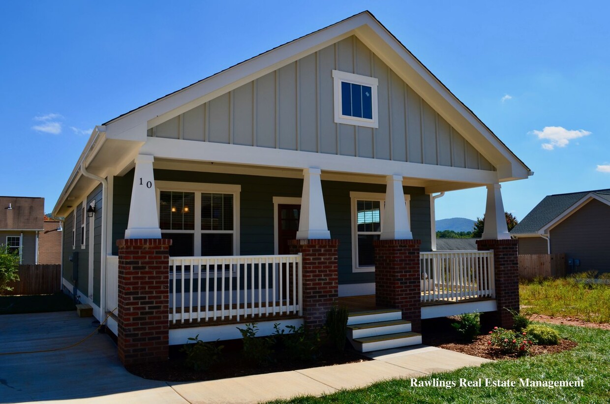 Primary Photo - One-Level Cottage in Hyde Park!