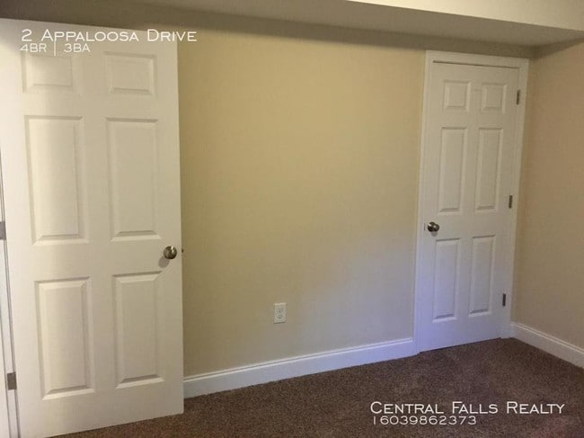 Building Photo - Available Now ! 4 Bedroom close to UNH