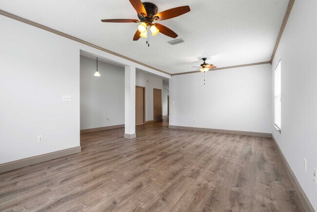 Building Photo - Upgraded Three Bedrrom in Regency Creek