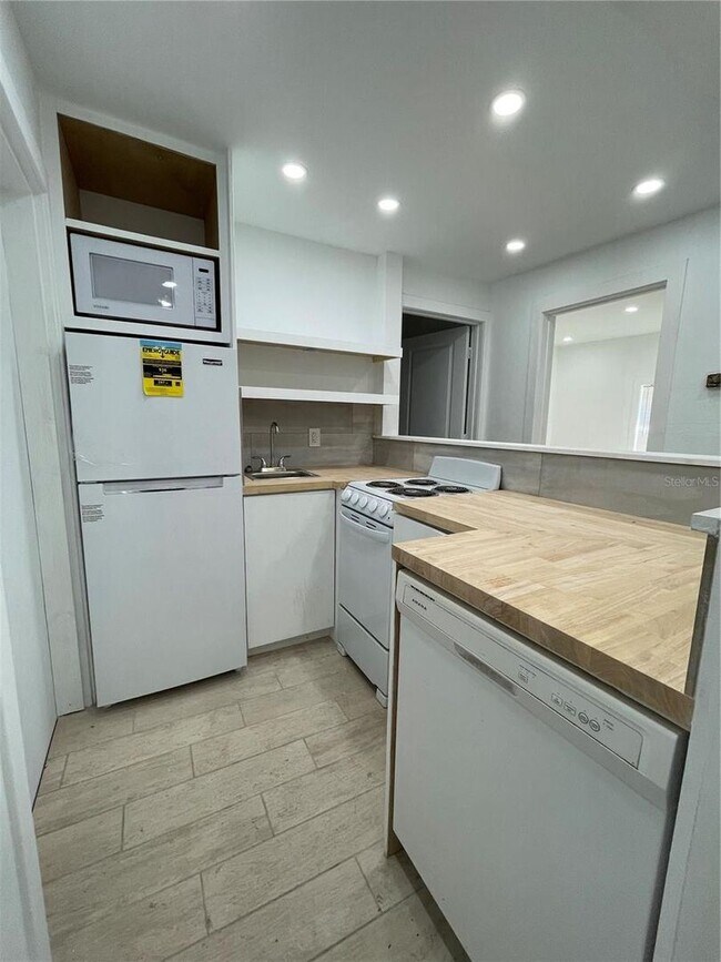 Building Photo - 2 br, 1 bath House - 1304 NE 3rd Avenue