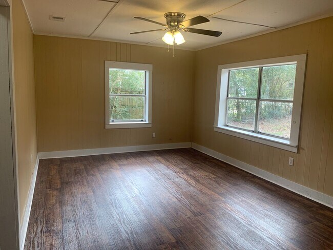 Building Photo - 5581 Fleming Dr