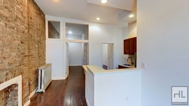 Foto del edificio - Spacious Bed-Stuy 3-Bed 1-Bath