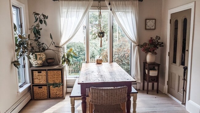 Building Photo - Charming 3BR+ Bonus Room in Family-Friendl...