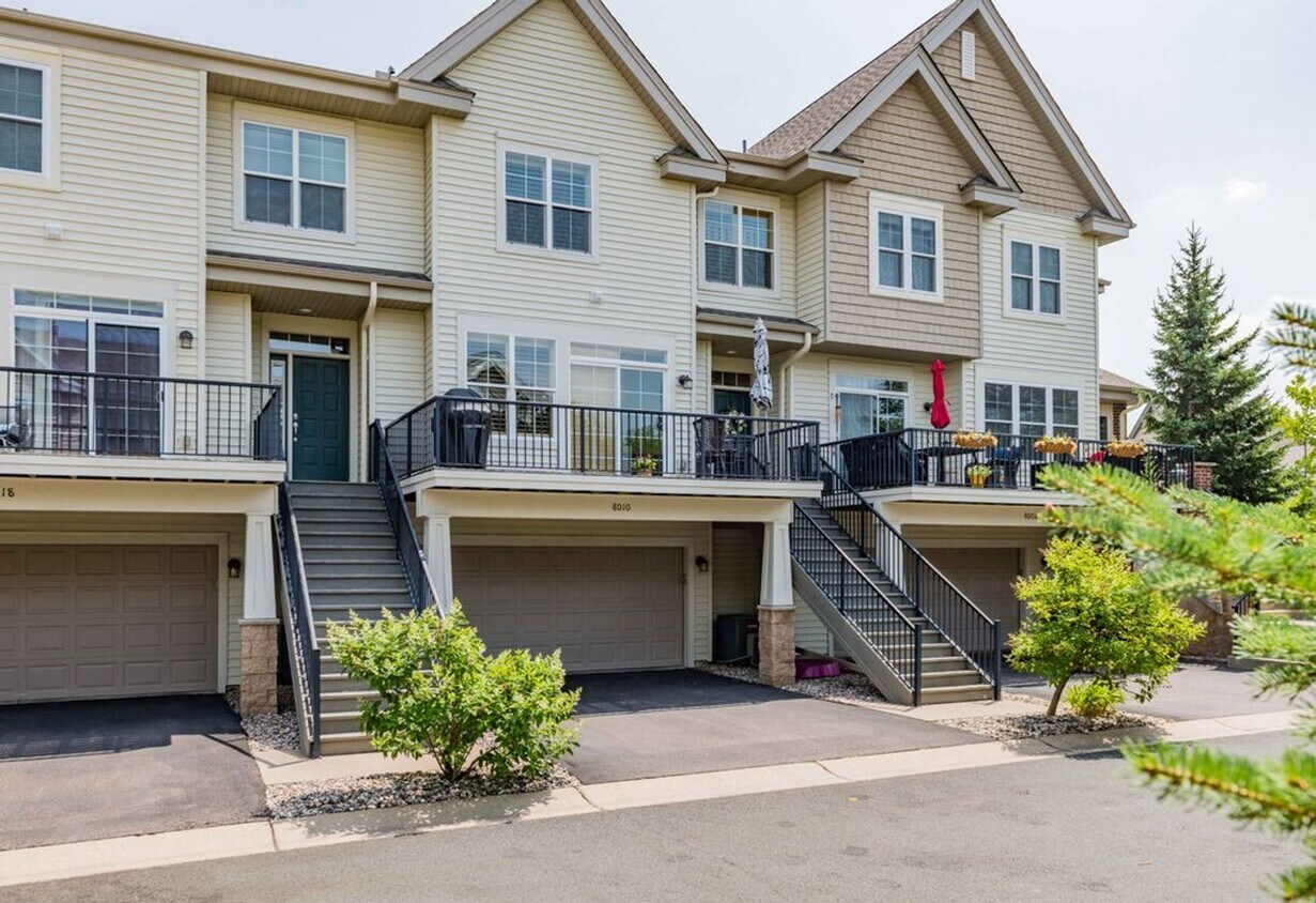 Primary Photo - Available June 1st 2024! 2BD 3BA Townhome
