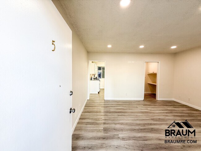 Foto del edificio - 15546 Vanowen St