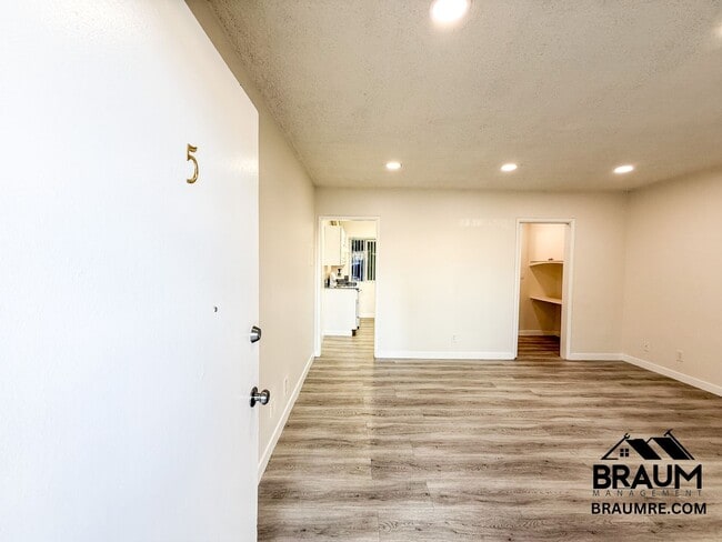 Building Photo - 15546 Vanowen St