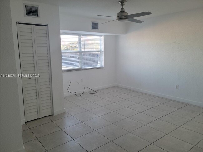 Foto del edificio - 5655 Johnson St