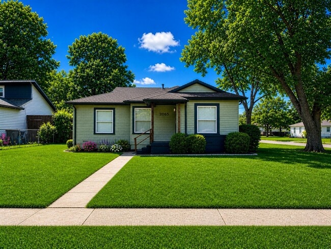 Building Photo - 2065 Farola Dr
