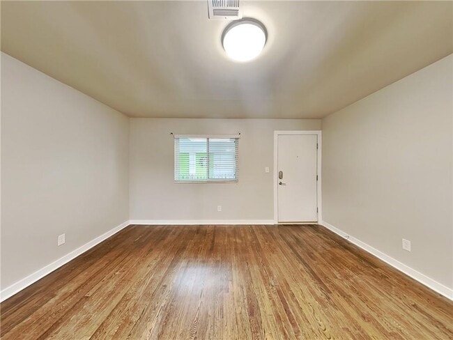 Foto del edificio - 880 N Highland Ave NE