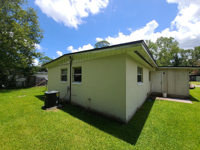 Building Photo - 4/2 with bonus room! Large fenced in back ...