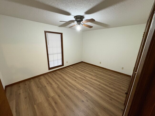 Foto del edificio - 541 Lakeside Dr