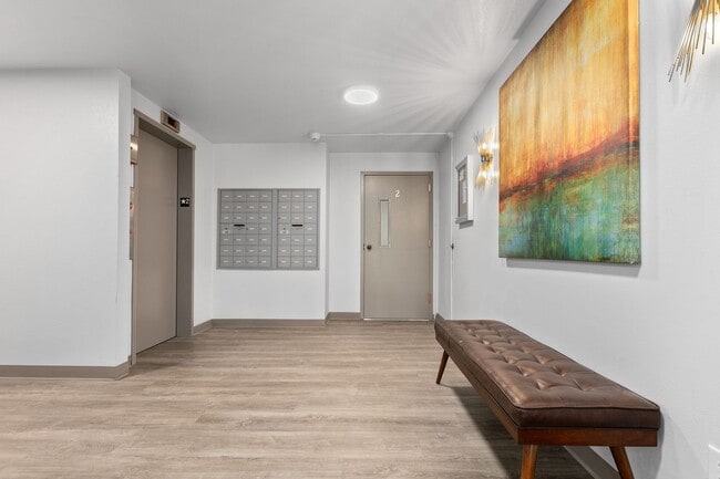 Building Photo - 2Bd/1.75Ba Seattle Condo