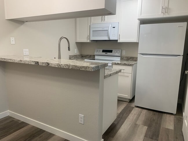 Downstairs 2 bedroom 2 bath brand new condo - Downstairs 2 bedroom 2 bath brand new condo