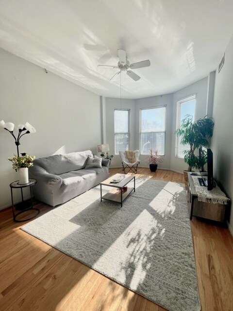Primary Photo - 2836 N Racine Ave