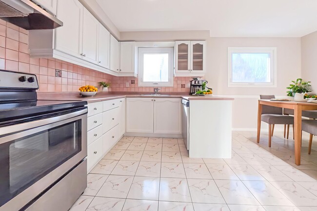 Building Photo - 115 Tall Grass Trail