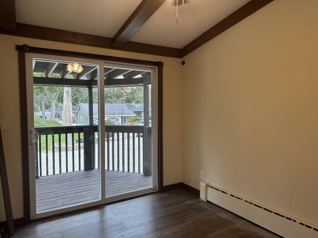 Building Photo - 107 Gladstone Ave