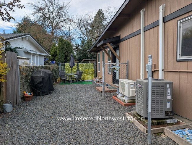 Building Photo - Modern 1 Bedroom Unit With Utilities and WiFi Included