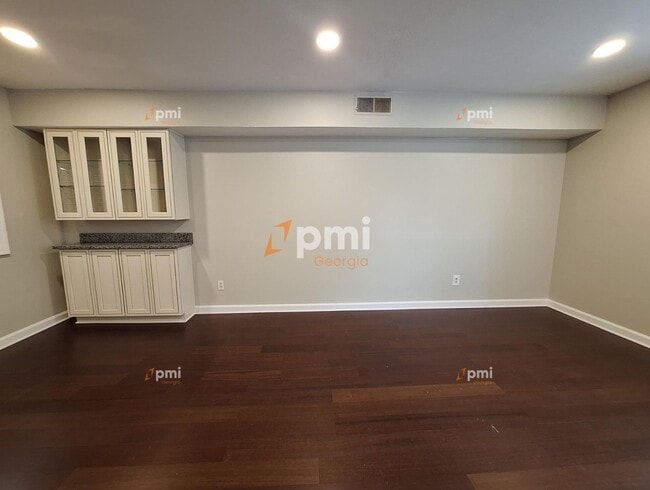Building Photo - 3083 Colonial Way