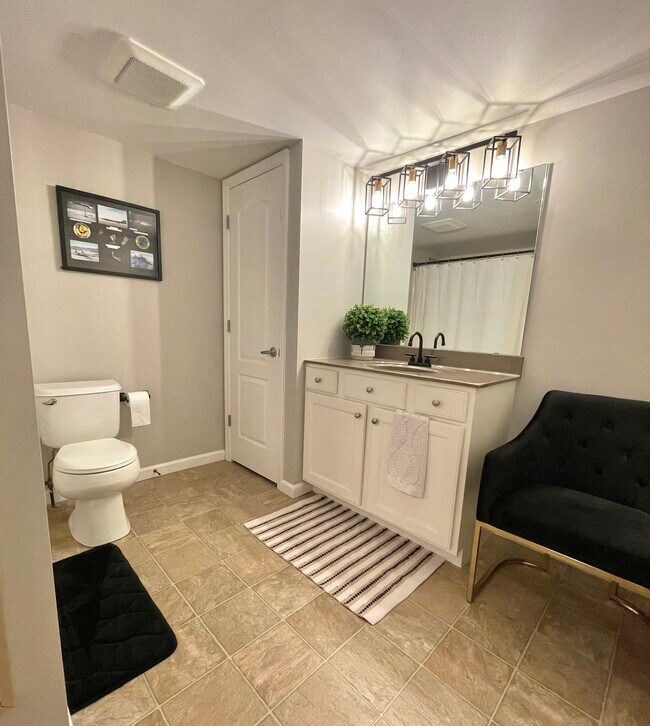 Main full bathroom - 1324 Piedmont Cir