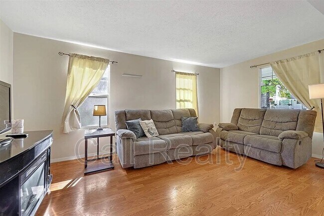 Building Photo - 2423 E Everett Ave