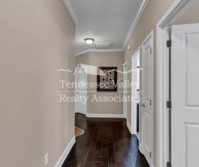Building Photo - IMMACULATE Executive townhome in great Wes...
