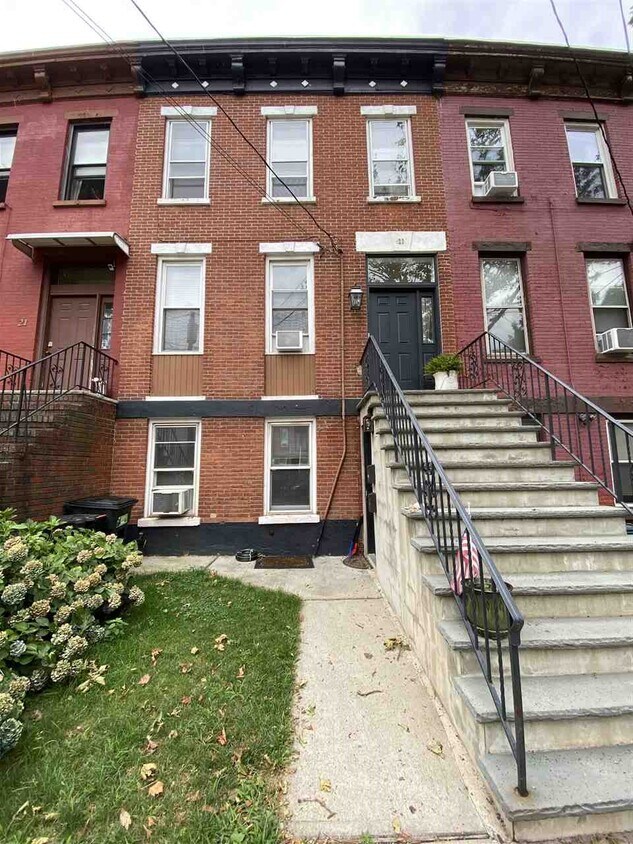 Primary Photo - 23 Henry St