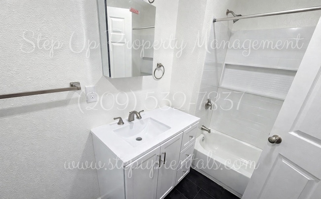 Building Photo - 494 Snell St