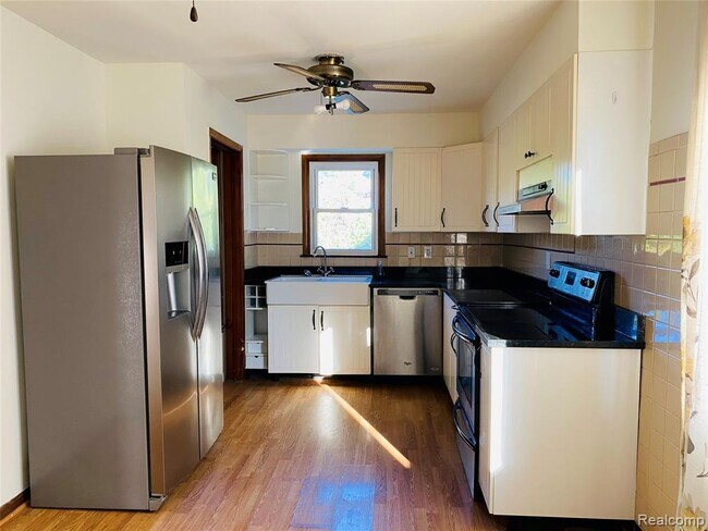 Foto del edificio - 1708 Linwood Ave