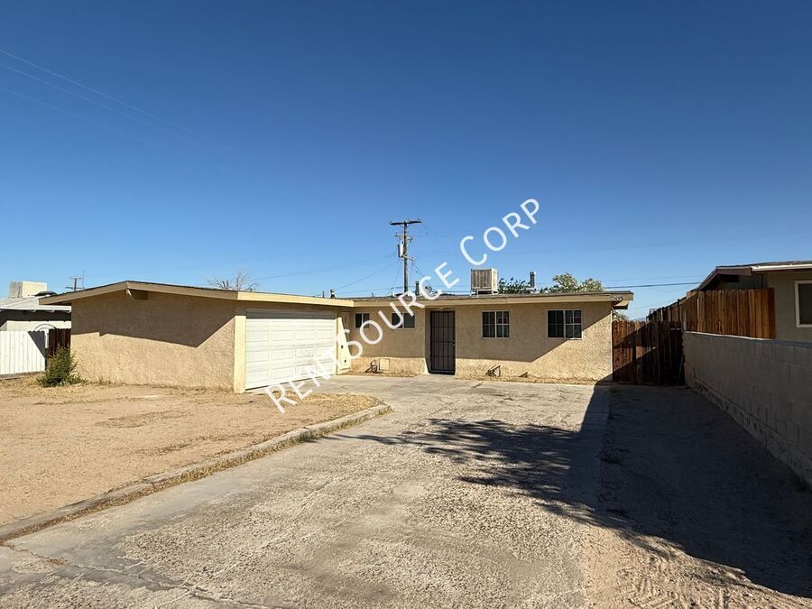 Foto principal - 25498 Dayton Ave