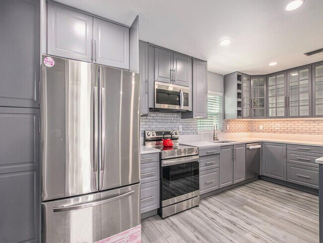 Foto del edificio - 808 S West Shore Blvd