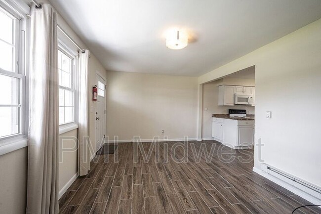 Foto del edificio - 140 Maple Park Dr