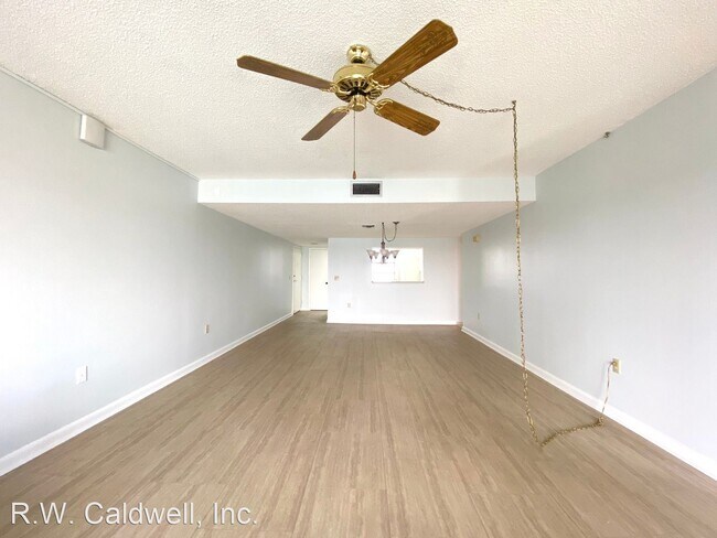 Building Photo - 7300 Sun Island Dr S