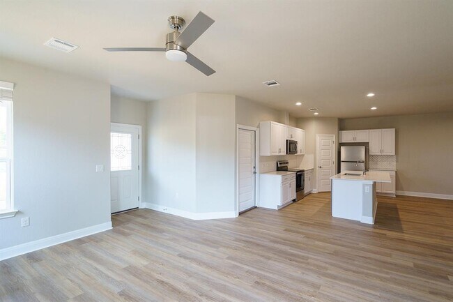 Building Photo - 5401 Thunderbird St