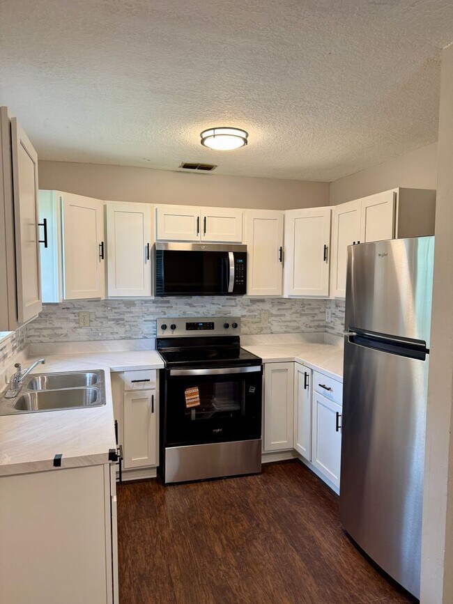 Building Photo - Beautiful 3 Bedroom 2 Bath House with New Kitchen