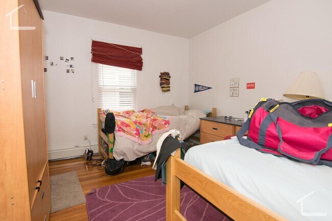 Building Photo - Massive unit in Oak Sq. w. 3.5 bathrooms &...