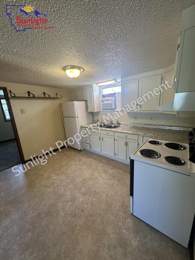 Building Photo - 302 E 1st St