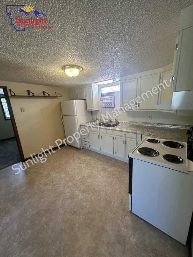 Building Photo - 302 E 1st St