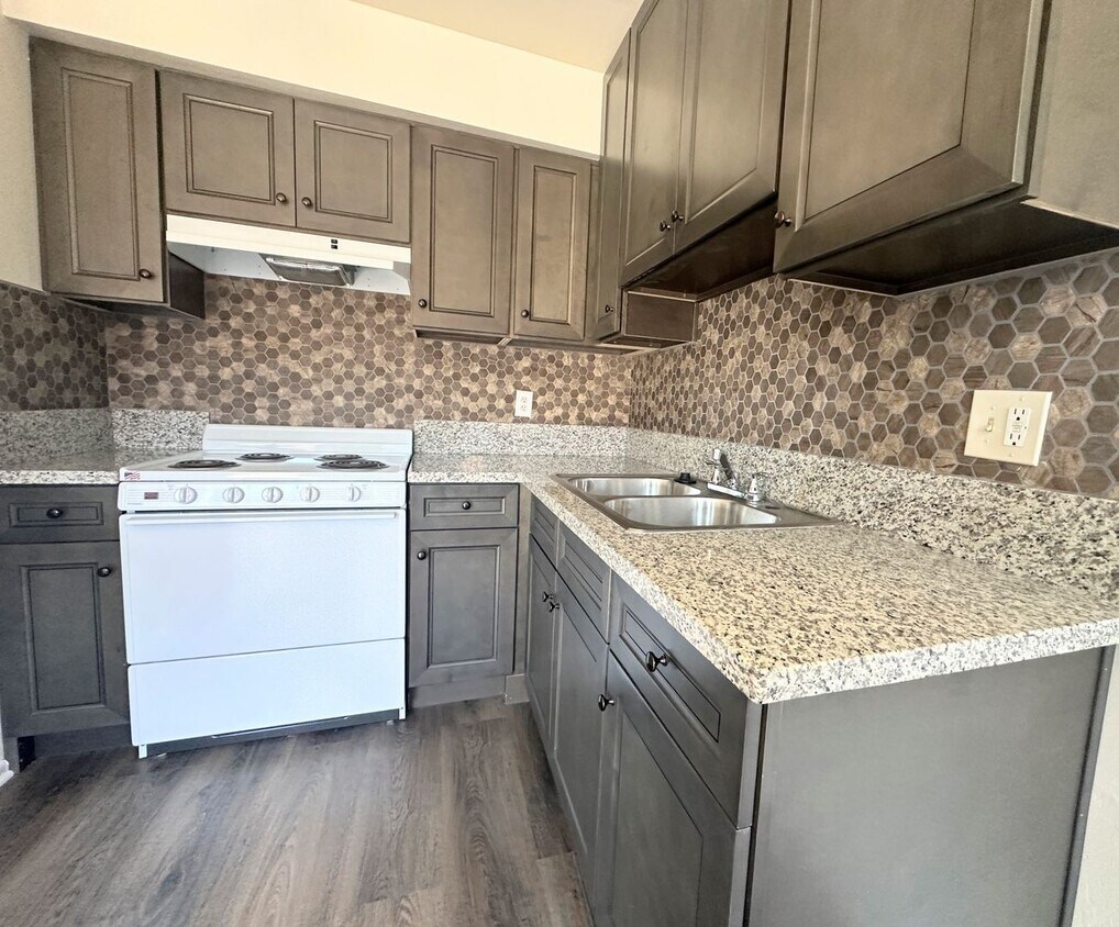 Foto principal - Nicely updated 1bd/1ba with parking includ...