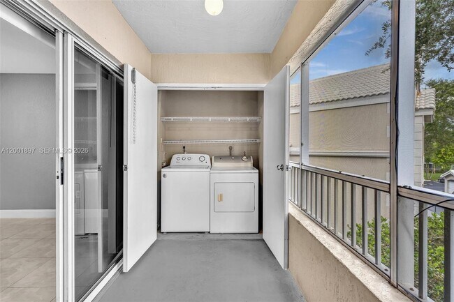 Foto del edificio - 2851 N Oakland Forest Dr