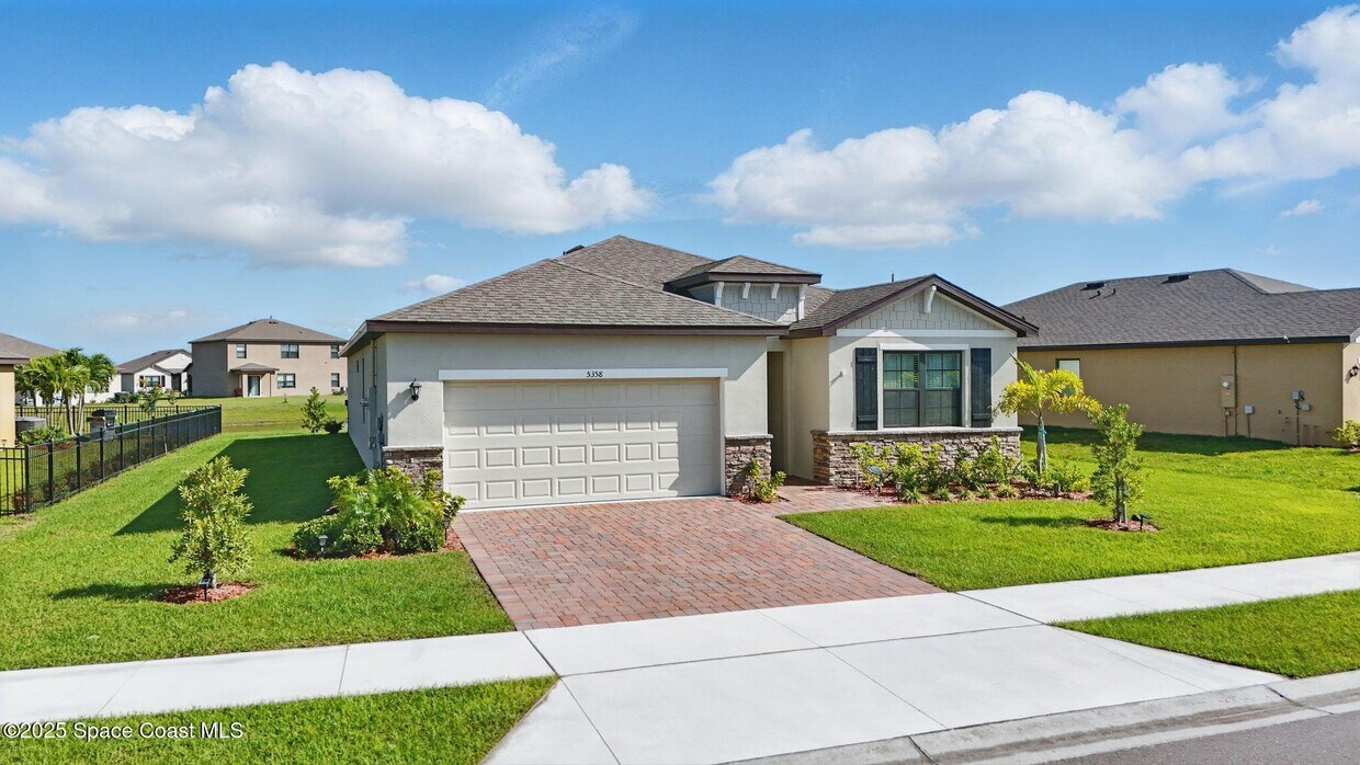 Foto principal - 5358 Waterfall Pl