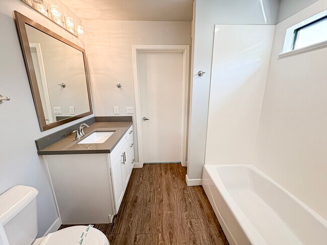 Foto del edificio - 1645 E Cheery Lynn Rd