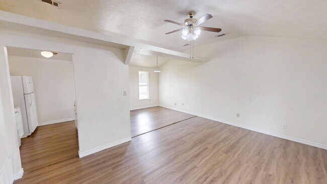 Foto del edificio - "Charming 3-Bed, 2-Bath Gem in Copperas Co...
